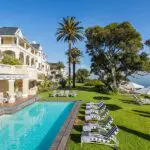 Terraza de la piscina de Ellerman House y exterior del hotel. 