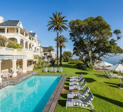 Terraza de la piscina de Ellerman House y exterior del hotel. 