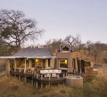Su lujosa suite en Puku Ridge lo tiene todo, desde una cama de estrellas hasta una ducha exterior y una piscina de inmersión.