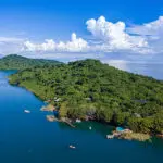 Il lodge si trova sull'isola di Nankoma, all'interno del Parco Nazionale del Lago Malawi.
