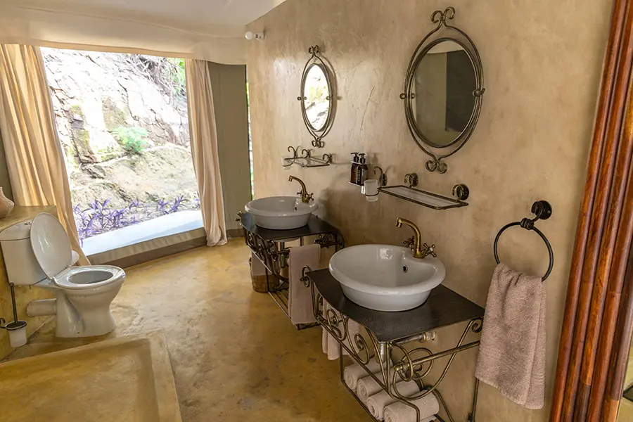 blue-zebra-island-lodge-executive-chalet-bathroom-3