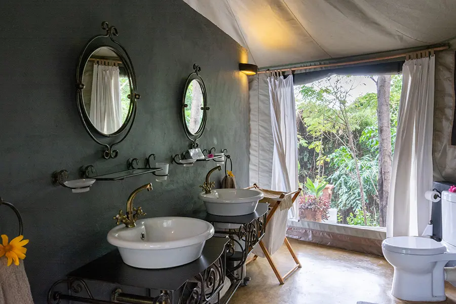 blue-zebra-island-lodge-executive-chalet-bathroom-2