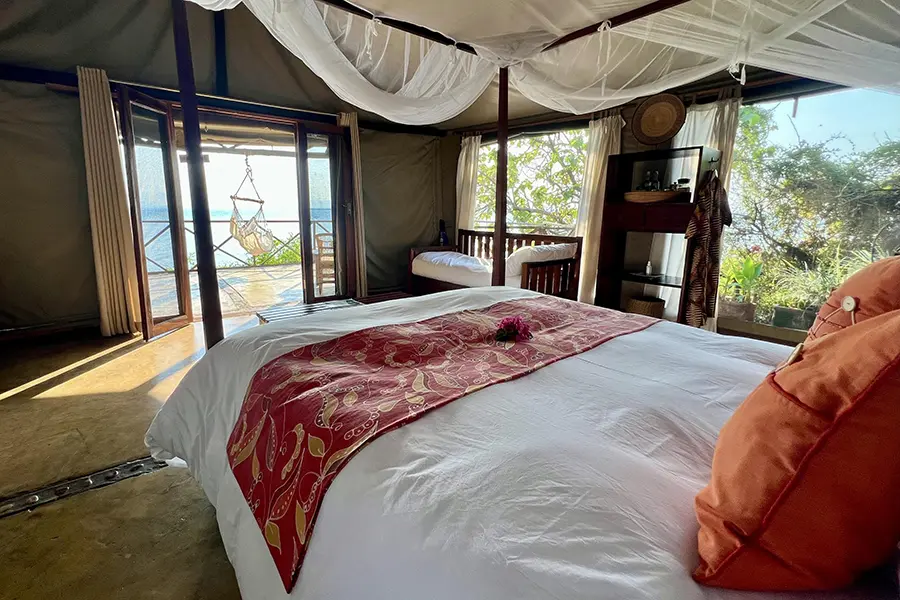blue-zebra-island-lodge-executive-chalet-bedroom1