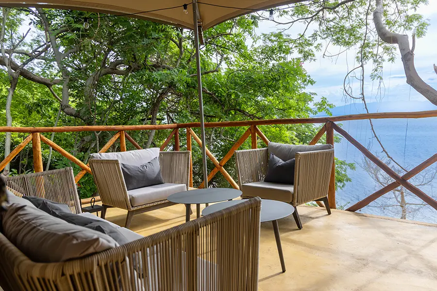 blue-zebra-island-lodge-executive-chalet-verandah-lounge-area
