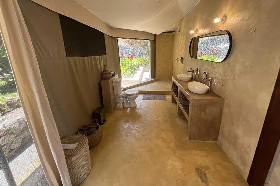 blue-zebra-island-lodge-executive-family-chalet-bathroom-3