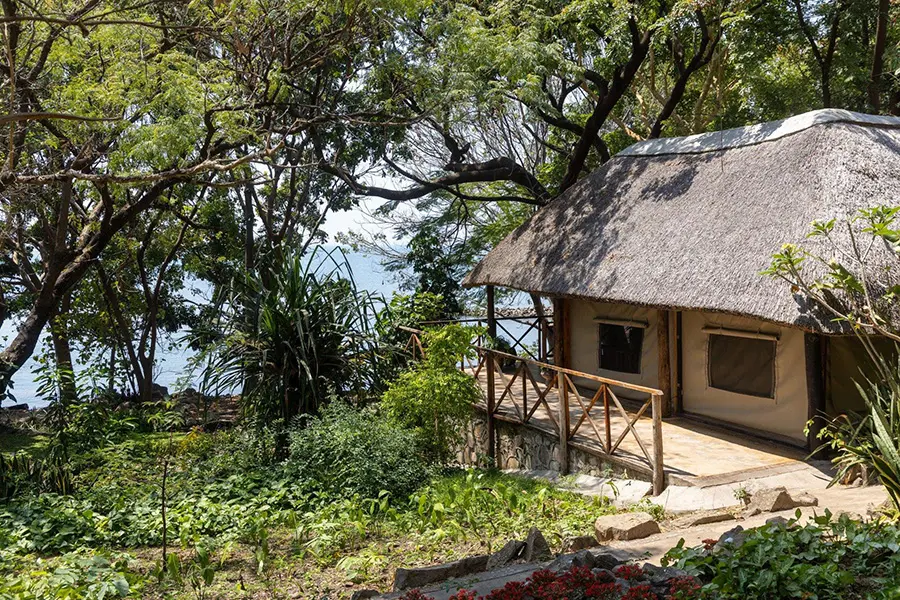 blue-zebra-island-lodge-lake-safari-tent-3