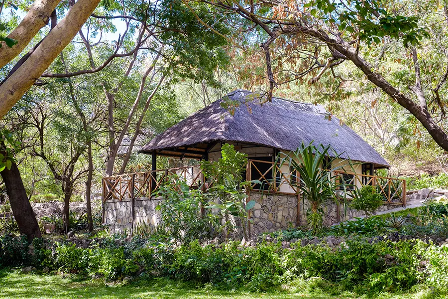 blue-zebra-island-lodge-lake-safari-tent-ext1