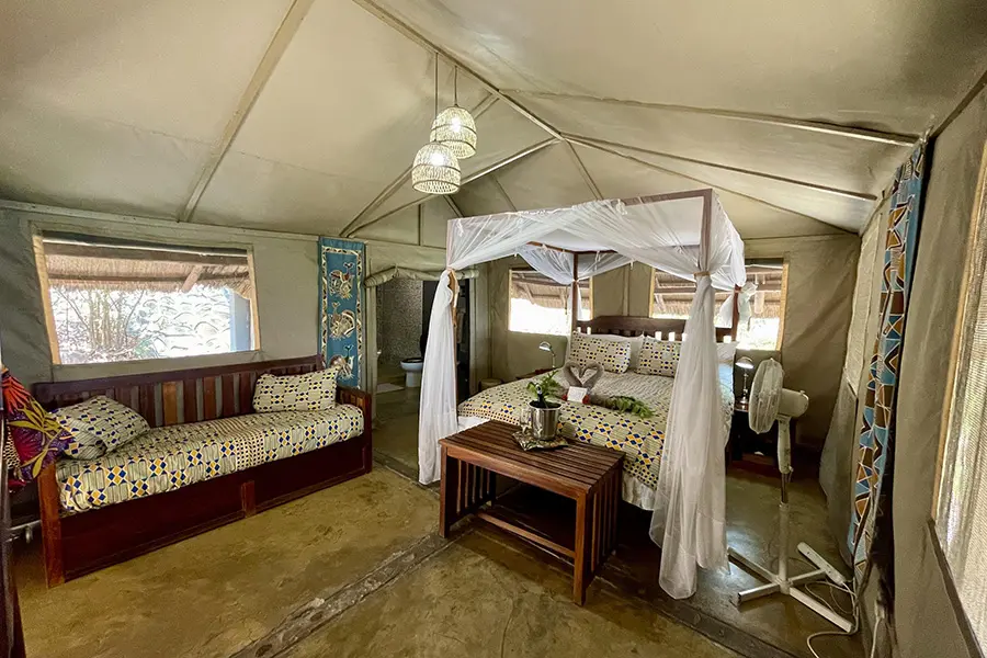 blue-zebra-island-lodge-lake-safari-tent-int-1