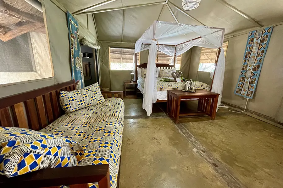 blue-zebra-lodge-lake-safari-tent-int-0