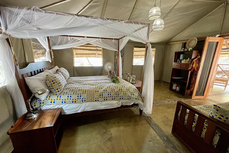 blue-zebra-lodge-lake-safari-tent-int