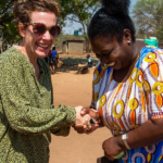 Maija de Rijk-Uys, da Go2Africa, visita um dos projectos da African Bush Camp Foundation