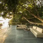 Relájese en la terraza con vistas al río Chobe. 