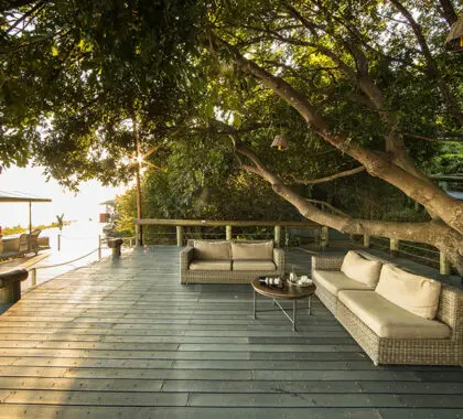 Relájese en la terraza con vistas al río Chobe. 