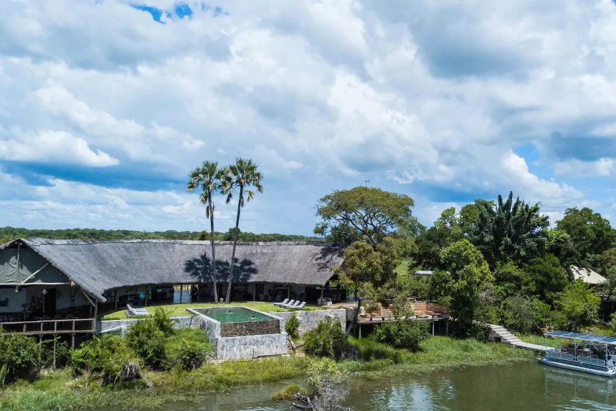 Mirando el Ila Safari Lodge desde el río Kafue | Go2Africa