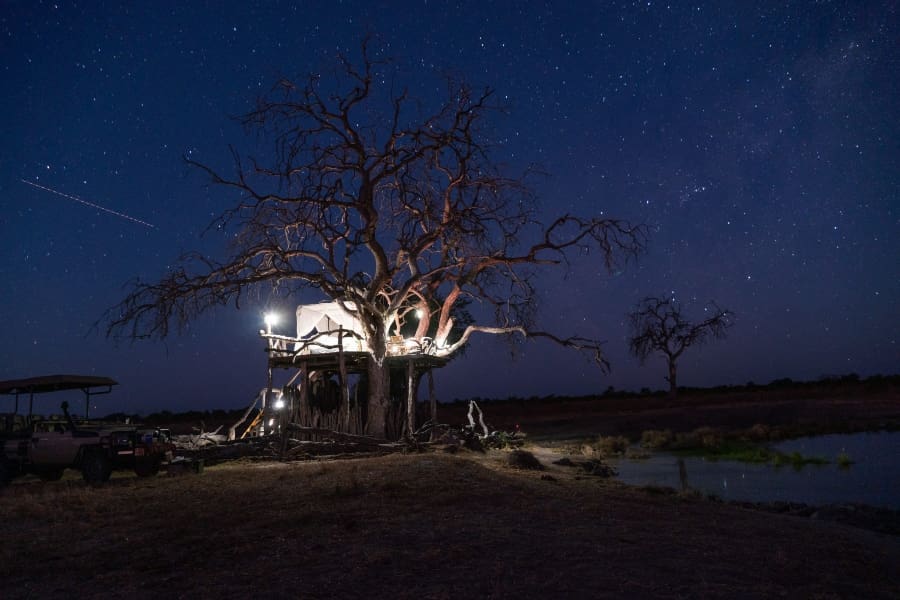 Una noche bajo las estrellas durmiendo en la terraza del campamento Somalisa