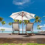 Encuentra un lugar perfecto junto a la piscina en Anjajavy.