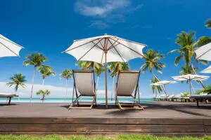 Encuentra un lugar perfecto junto a la piscina en Anjajavy.