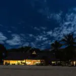 Las únicas luces de la playa.