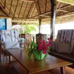 Pasa las horas de ocio en el salón.
