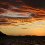 Felicidad al atardecer en la playa.