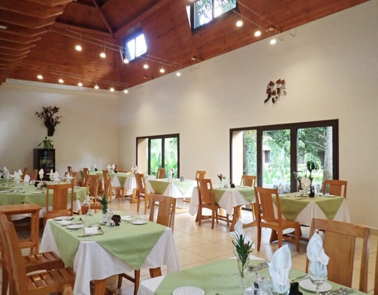 Listo para una deliciosa comida | Hotel Thermal Ranomafana