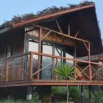 Vista exterior de un bungalow.