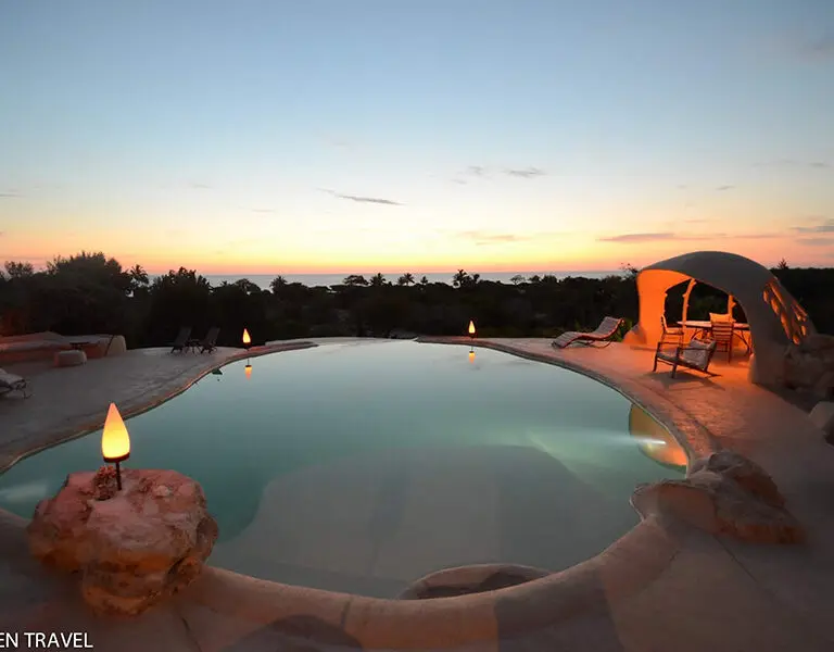 Dese un refrescante chapuzón mientras contempla la puesta de sol. 