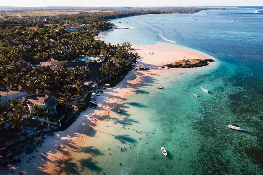 Imagen aérea de la costa este de la isla Mauricio. Sobrevolando la laguna turquesa de Mauricio en la región de Belle Mare.