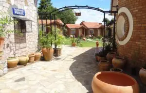 Un clásico teléfono público justo fuera del cuadrante del jardín.