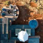 Una terraza y una piscina privadas.