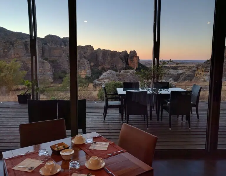 Cena en el Isalo Rock Lodge. 