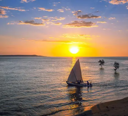 Haga un crucero al atardecer por las costas de Madagascar.