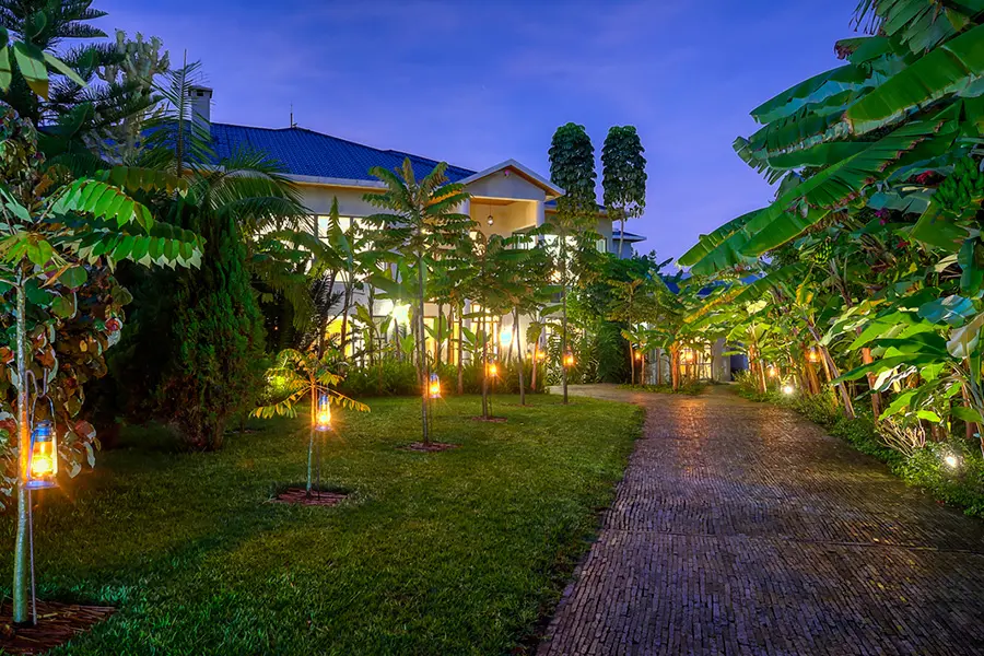 El romántico sendero iluminado del jardín le conducirá a la Casa del Obispo.