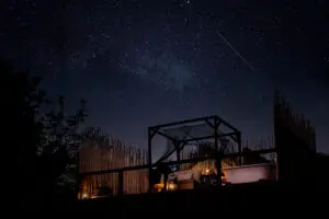 Reserve una noche de descanso en la cubierta de camas estrella. 