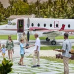 Se accede a la isla en avioneta desde la isla de Mahé. 