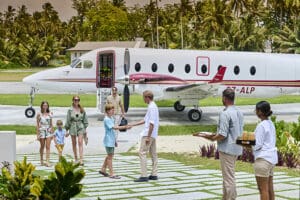 Se accede a la isla en avioneta desde la isla de Mahé. 