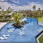 La piscina principal del complejo Waldorf Astoria Platte Island.