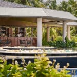 El restaurante Torti está cerca de la piscina y sirve deliciosas comidas durante todo el día.
