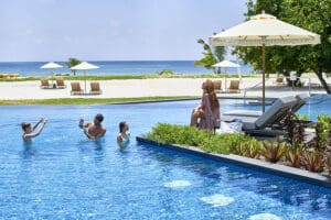 Disfruta en familia de la zona de la piscina.