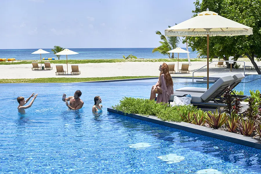 Disfruta en familia de la zona de la piscina.