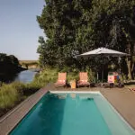 Pase sus horas de ocio junto a la piscina.