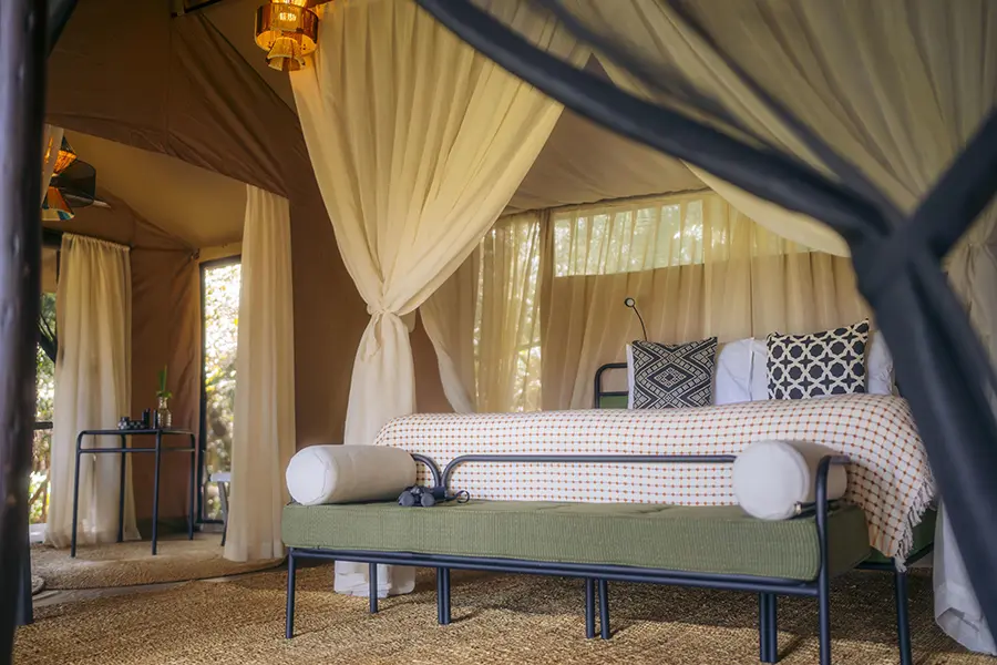emboo-camp-kenya-masai-mara-river-suite-high-res-king-size-bed