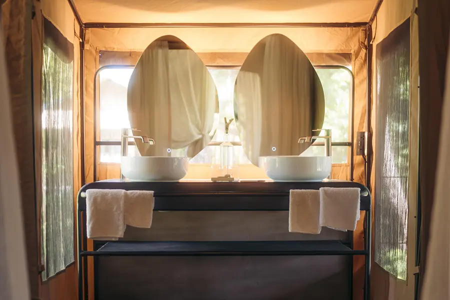 emboo-camp-kenya-masai-mara-river-suite-high-res-bahtroom-sink-detail
