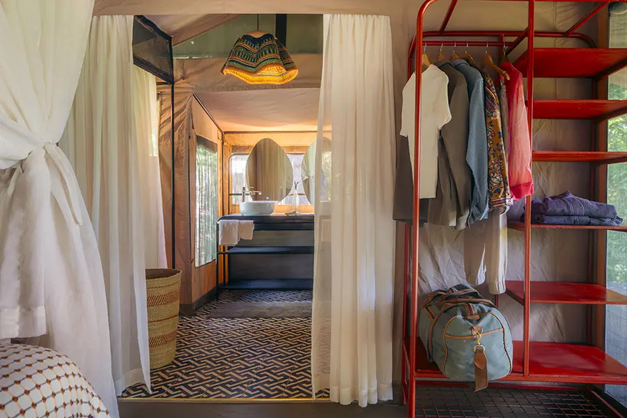 emboo-camp-kenya-masai-mara-river-suite-high-res-bathroom-glimpse
