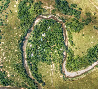 Vista aérea del campamento del río Emboo. 