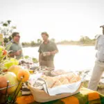 Puesta de sol y aperitivos después de un safari.