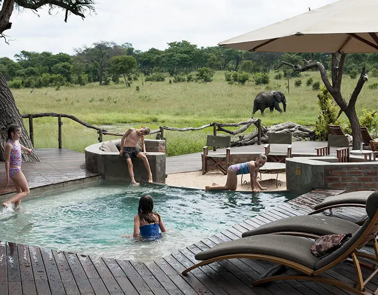 Niños disfrutando de un baño en Hwange | Somalisa Acacia Camp