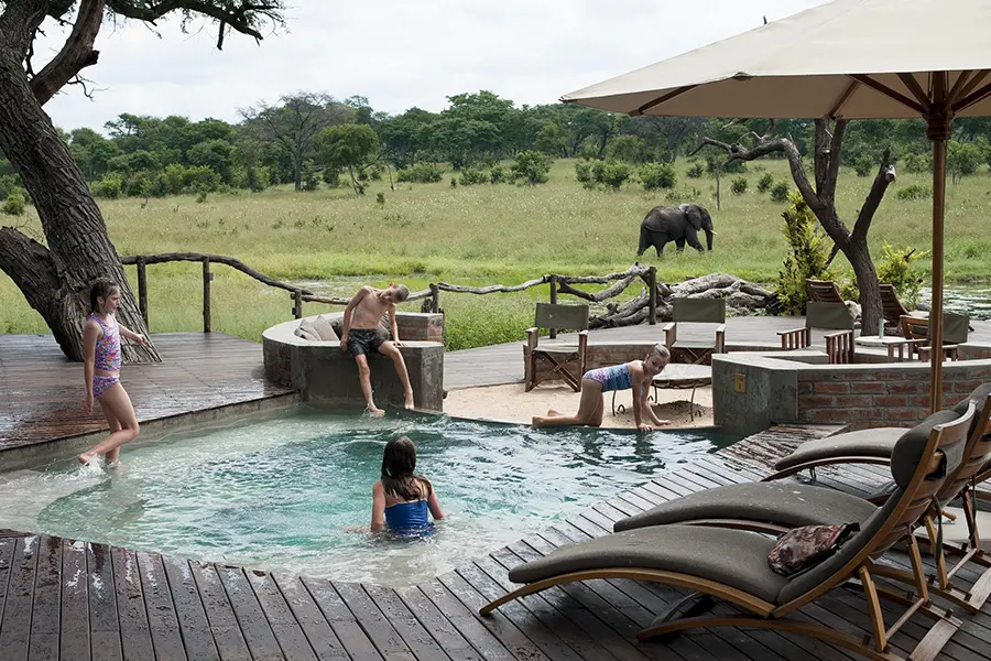 Niños disfrutando de un baño en Hwange | Somalisa Acacia Camp