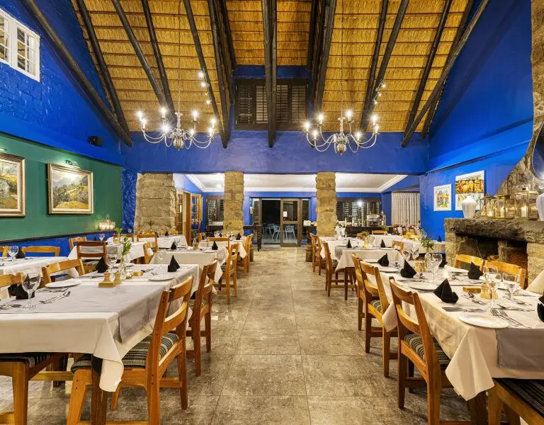 A convival resturant dining experience awaits.