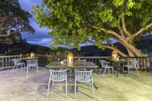 Deléitese con una cena a la luz de las velas con vistas a las colinas.
